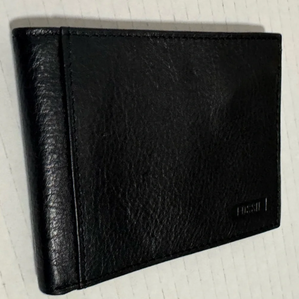 FOSSIL men’s black leather wallet nwt